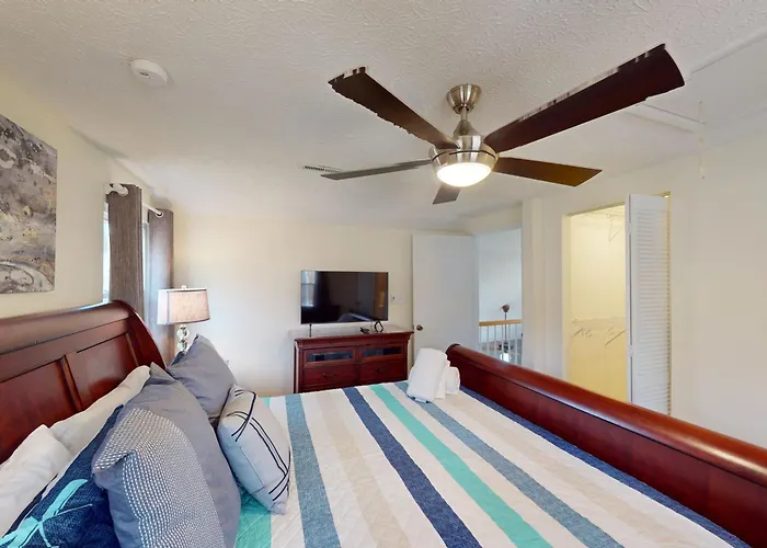Lakeside Park - Spacious Pet Friendly House W/Hot Tub, Kayaks, Air Hockey, Deck & Patio