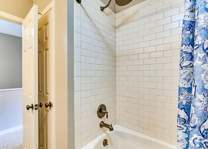 Near Msu & Historic Cotton District! Condo W/ Pool