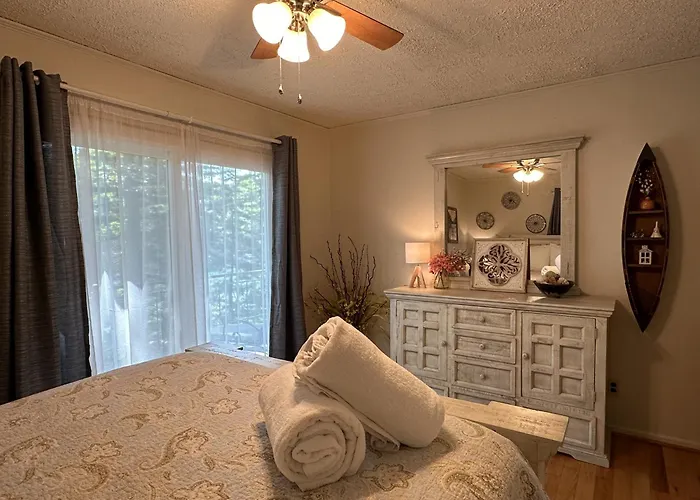 Humble Hideaway - Inviting Lakefront Home With Firepit, Balcony & W/D - Dog-Friendly