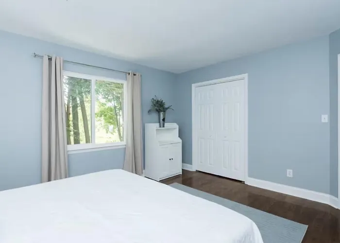 Waterfront Chapel Hill Retreat Near Unc, Sleeps 10