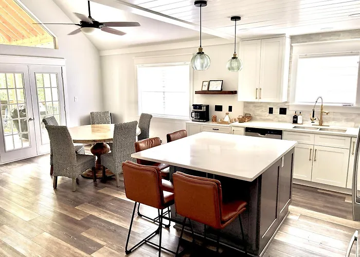 Lake Lanier Escape Near Atlanta Dock & Kayaks 2 Kitchens, 2 Laundry Arcade Pool Table And More!