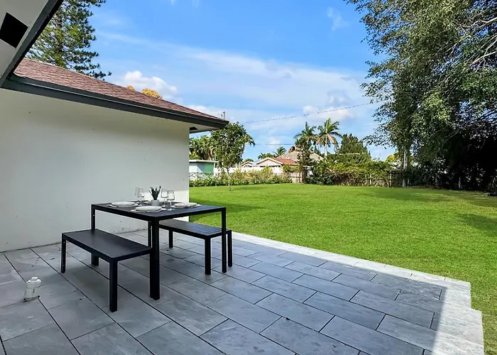 Brand New Modern Villa - Fully Fenced Backyard