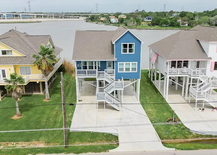 Waterfront Gem Near Kemah Sunset Views