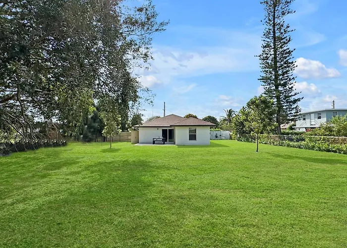 Brand New Modern Villa - Fully Fenced Backyard