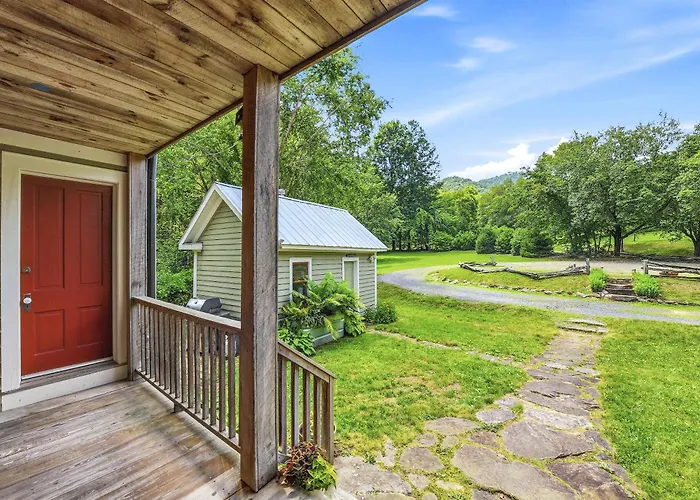 Luxury Farmhouse & Creekside Cottage Dog-Friendly Scenic Views Firepit Bbq