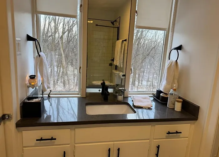 Timber Hill Sanctuary Quiet 34-Acre Getaway