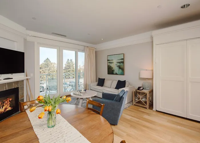 Charming Captain Suite 204 In Bay Harbor, Perfect For Couples With A Cozy Vibe.