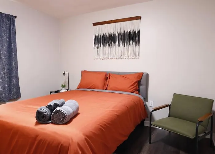 Modern 2Br Upstairs Unit - Sleeps 4 • Free Parking