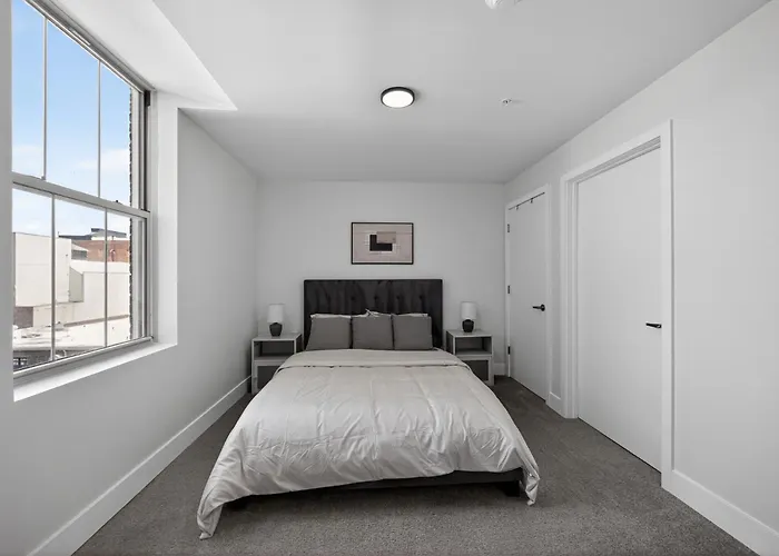 Contemporary 2Br Near Dining And Transit