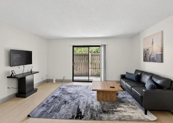 Bright 2Br Apartment Near Kansas City