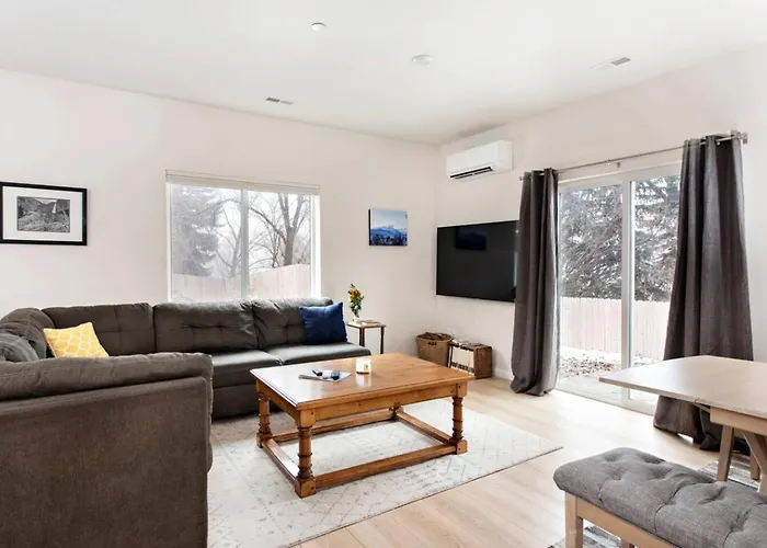 Hot Springs Getaway - Bright, Modern 2Br Townhouse