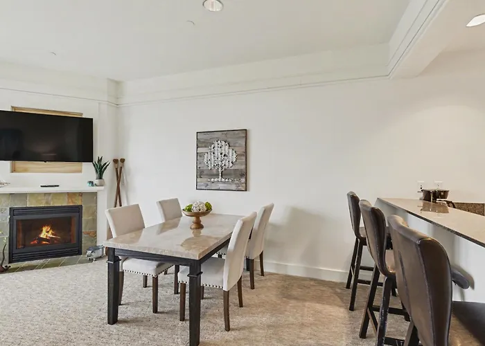 Captain'S Lakeview Suite 419 In Bay Harbor Offers Stunning Views And Modern Comforts.