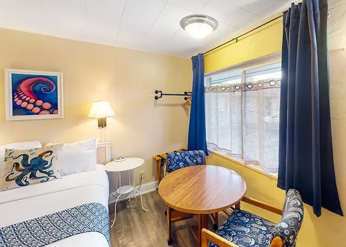 Retro Getaway Near Beach With Fast Wifi - Walk To Downtown Shops & Eateries
