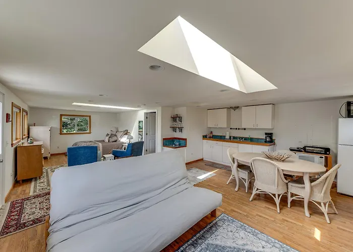 Walkable, Dog Friendly! Friday Harbor Stay W/ Deck