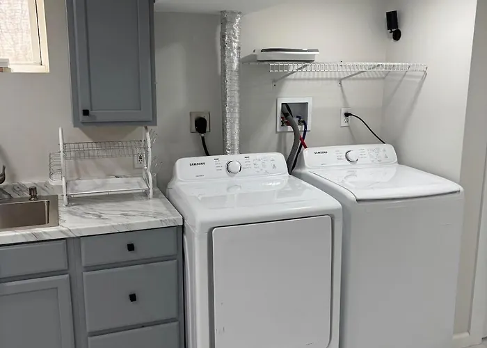 Cozy Private 2 Bedroom 2 Bathroom Retreat With Separate Entrance