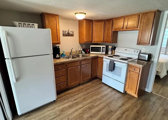 Pet Friendly Walk To Lake Firepit And Grill