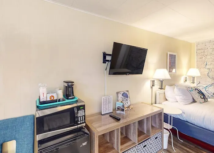 Retro Getaway Near Beach With Fast Wifi - Walk To Downtown Shops & Eateries
