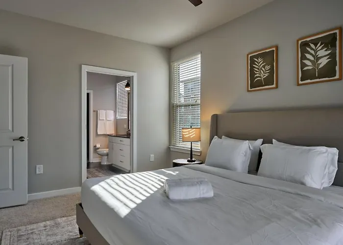 Comfy 2Bd Abode Mins From Dt Clayton Pool Gym