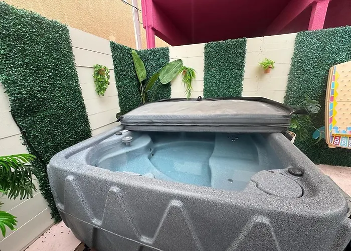 Sleeps 6 - Hot Tub - Fire Pit - Patio - Lax Sofi