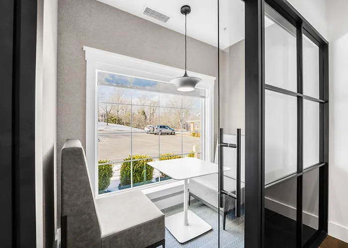 Ave Malvern - Extended Stay Furnished Apartment