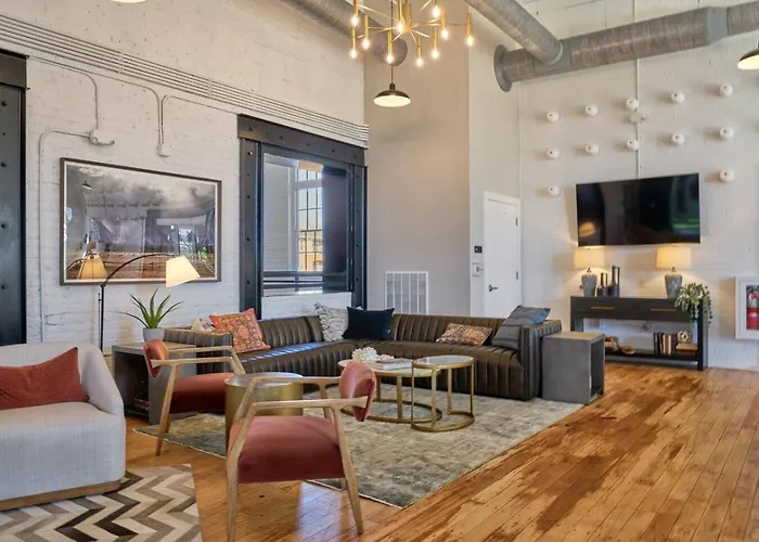 Comfy 2Bd Abode Mins From Dt Clayton Pool Gym