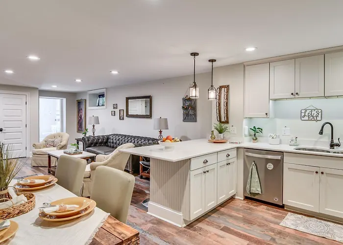 Explore Historic Dtwn Staunton! Walkable Apartment