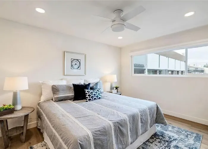 Three Bedroom Coastal Residence With Ocean Views