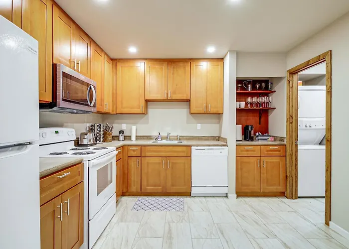 Gateway To Seattle Area! Apt Great For Commuters
