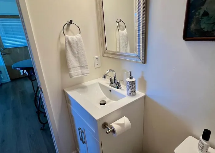 Charming Studio One Mile From Beach
