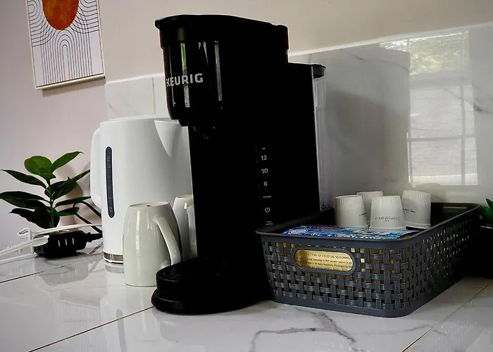 Modern 2Br Upstairs Unit - Sleeps 4 • Free Parking