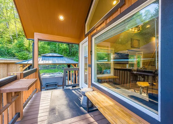 New Luxury Tiny Home With Covered Hot Tub And Fire Pit