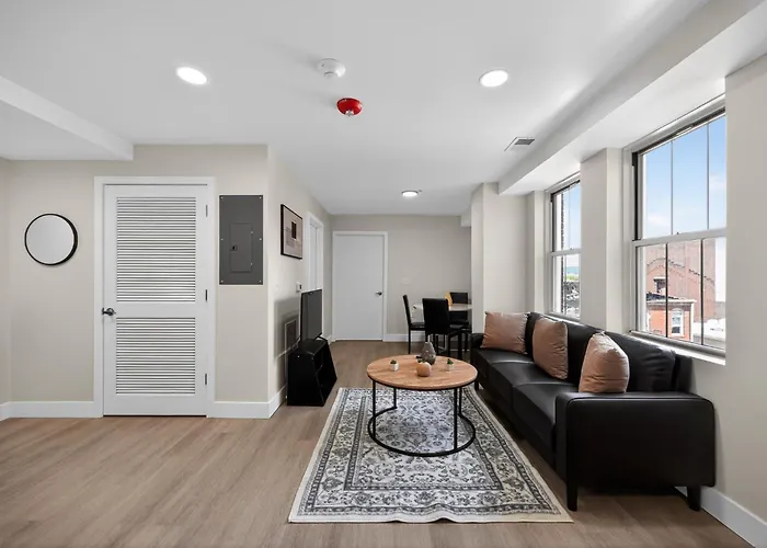 Contemporary 2Br Near Dining And Transit