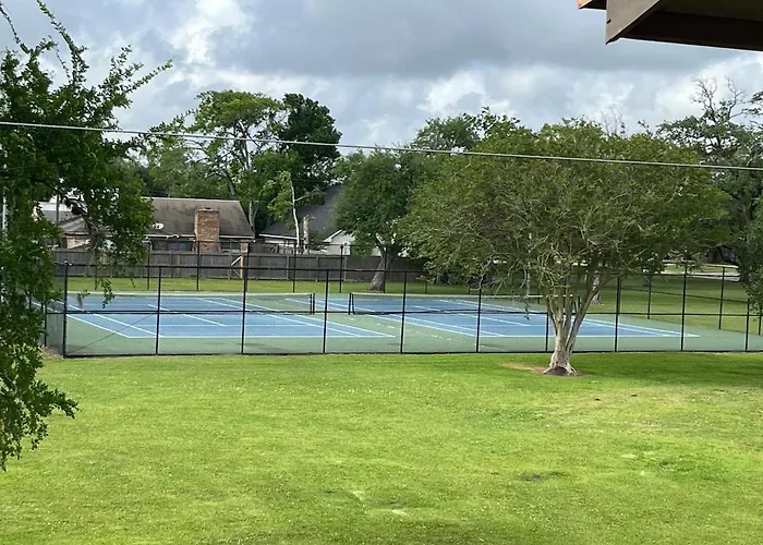 Comfortable Condo Near Major Plants & Beach