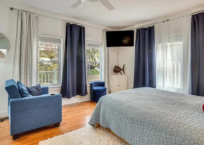 Gloucester Large 2-Room Studio, Full Kitchen, Deck