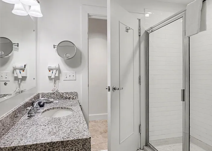 Luxurious King Suite 364 In Bay Harbor, Perfect For Couples, With Stunning Village Views.