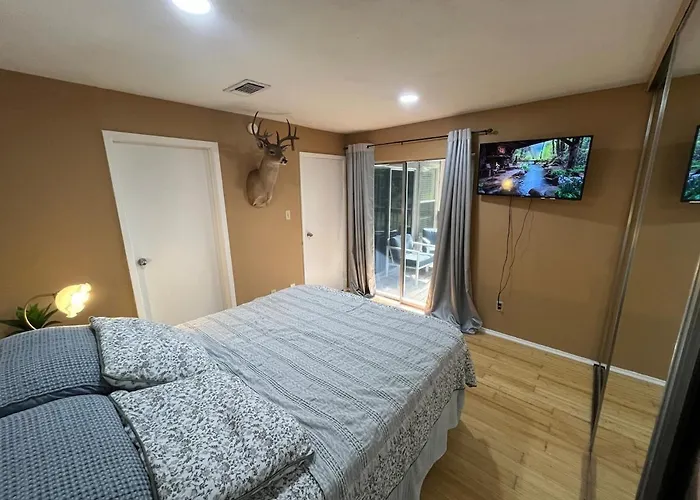Comfortable Condo Near Major Plants & Beach