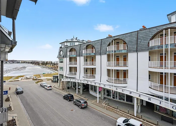 Luxurious King Suite 364 In Bay Harbor, Perfect For Couples, With Stunning Village Views.