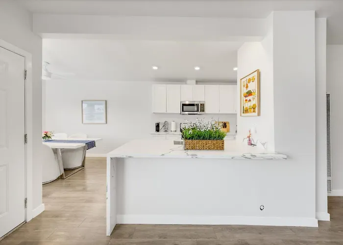 One Lux Stay Coastal 2Br Retreat Near The Beach
