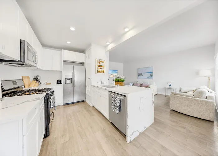 One Lux Stay Coastal 2Br Retreat Near The Beach