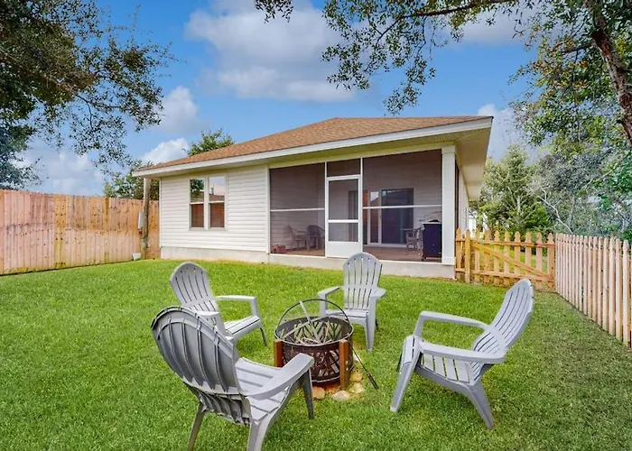 Spacious Private Home With Private Yard Close To Beaches