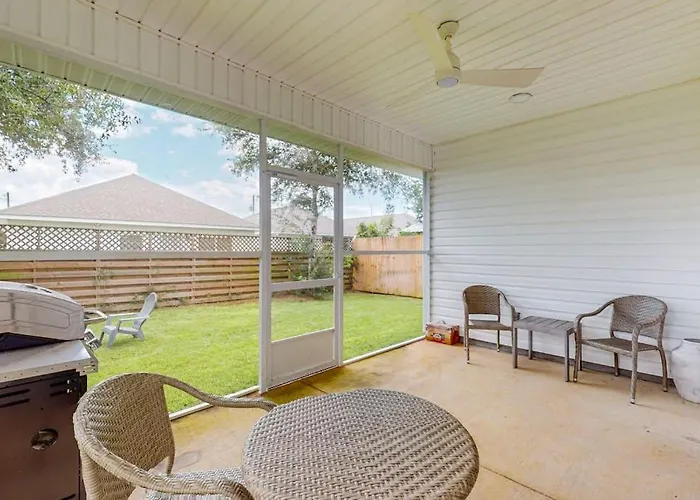 Spacious Private Home With Private Yard Close To Beaches