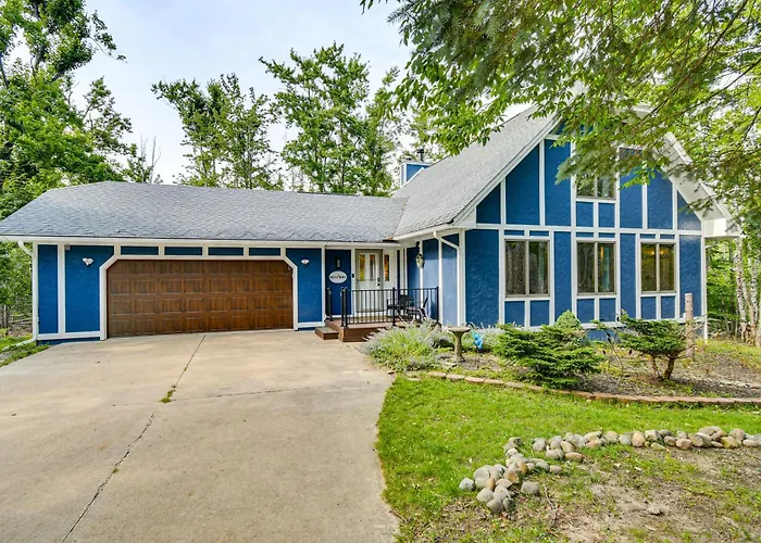 'The Blue Goose Chalet': Your Cozy Up North Escape