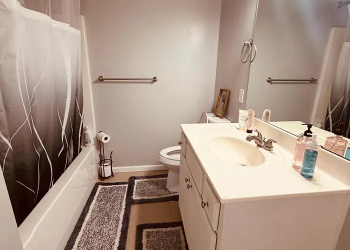 A Cozy 2 Bedroom 2 Full Bathroom Home