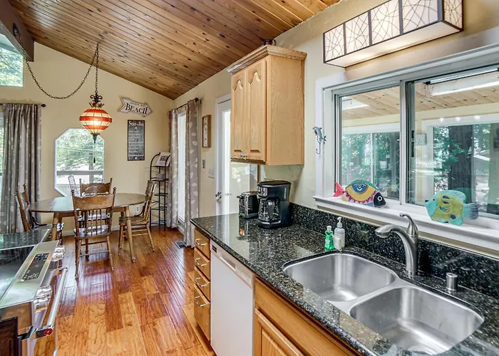 Walk To Beach! Home W/ Sunroom In Anchor Bay