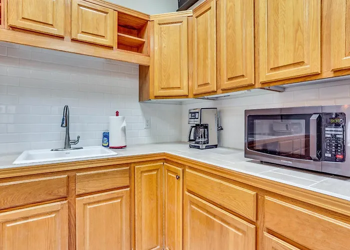 Walk Everywhere! Friday Harbor Home W/ Patio