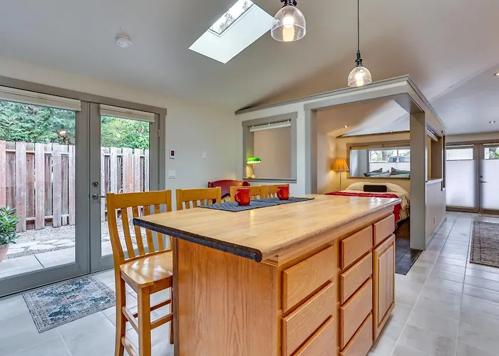 Walk Everywhere! Friday Harbor Home W/ Patio