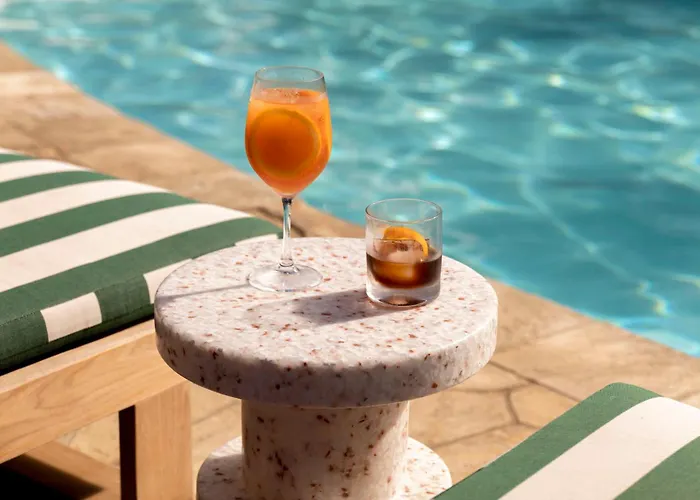 Wayfinder Waikiki - Voted Top 10 Best Hotels In Hawaii!