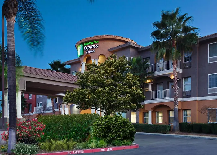 Holiday Inn Express & Suites Corona By Ihg