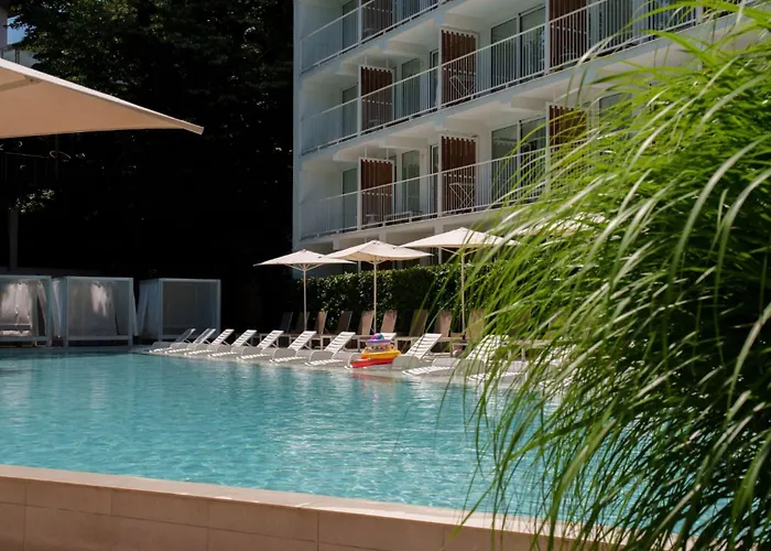 Ibis Styles Golden Sands Roomer Hotel