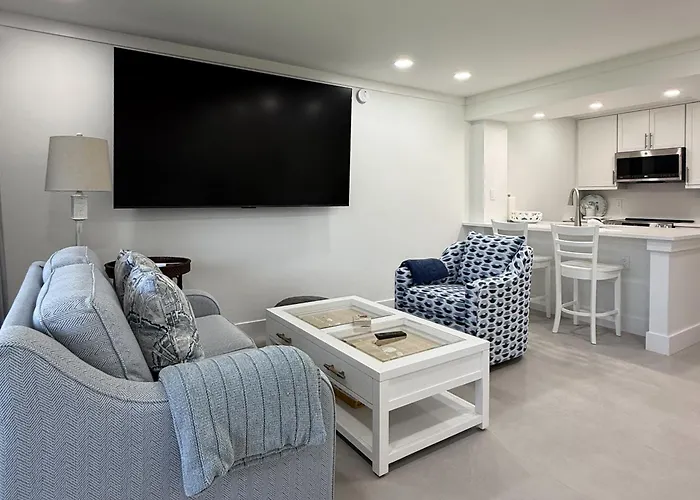 Sanibel Island Studio: Pool Access, Walk To Beach